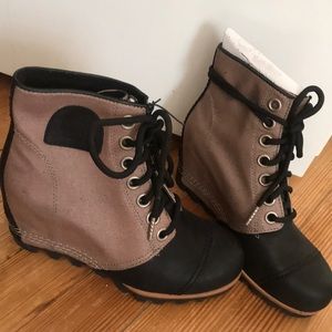 Sorrel Women’s 1964 Premium Wedge Bootie Size 6